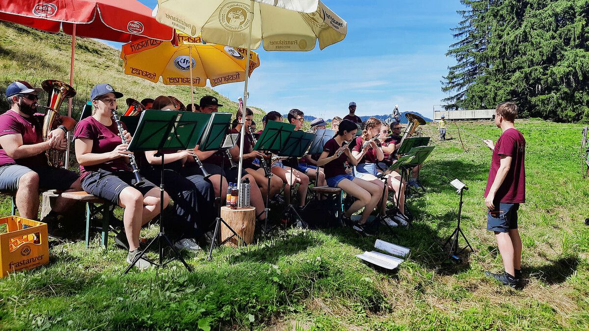 Der Musikverein Frastanz unterhält die Gäste bei der Skihütte Bazora. ⇒Reinhard Decker