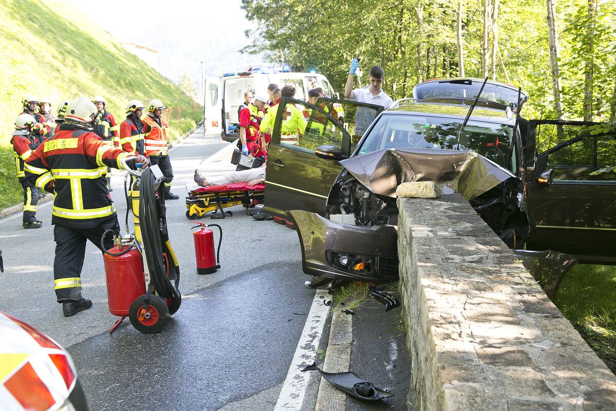 Der Pkw stieß frontal gegen den Maueranfang einer Brücke.⇒Mathis