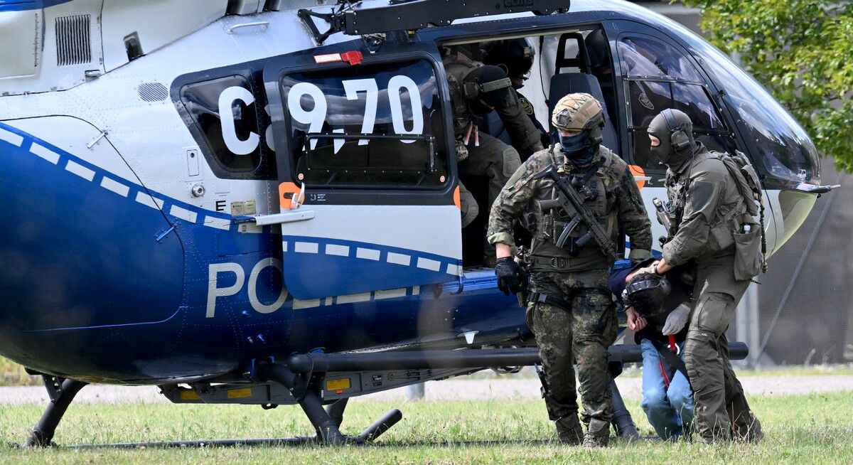 Der Verdächtige wurde per Helikopter nach Karlsruhe geflogen.
