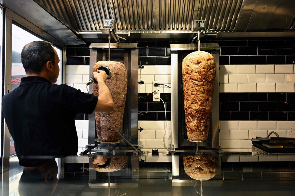 Der Verein türkischer Dönerhersteller in Europa geht davon aus, dass europaweit zuletzt etwa 400 Tonnen Döner pro Tag produziert wurden. ⇒AFP