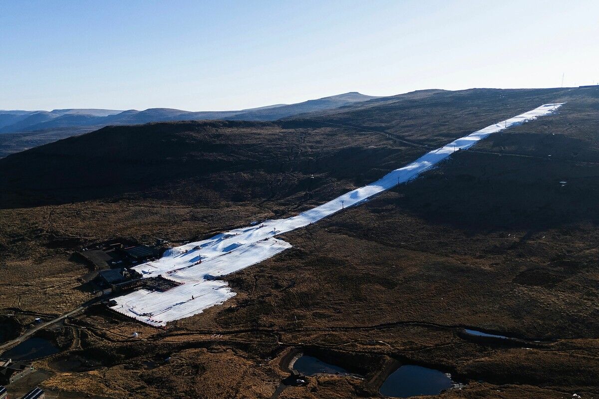 Die Afriski-Piste im südafrikanischen Königreich Lesotho wird in dem von Dürre betroffenen Land durch Kunstschnee erzeugt. AFP