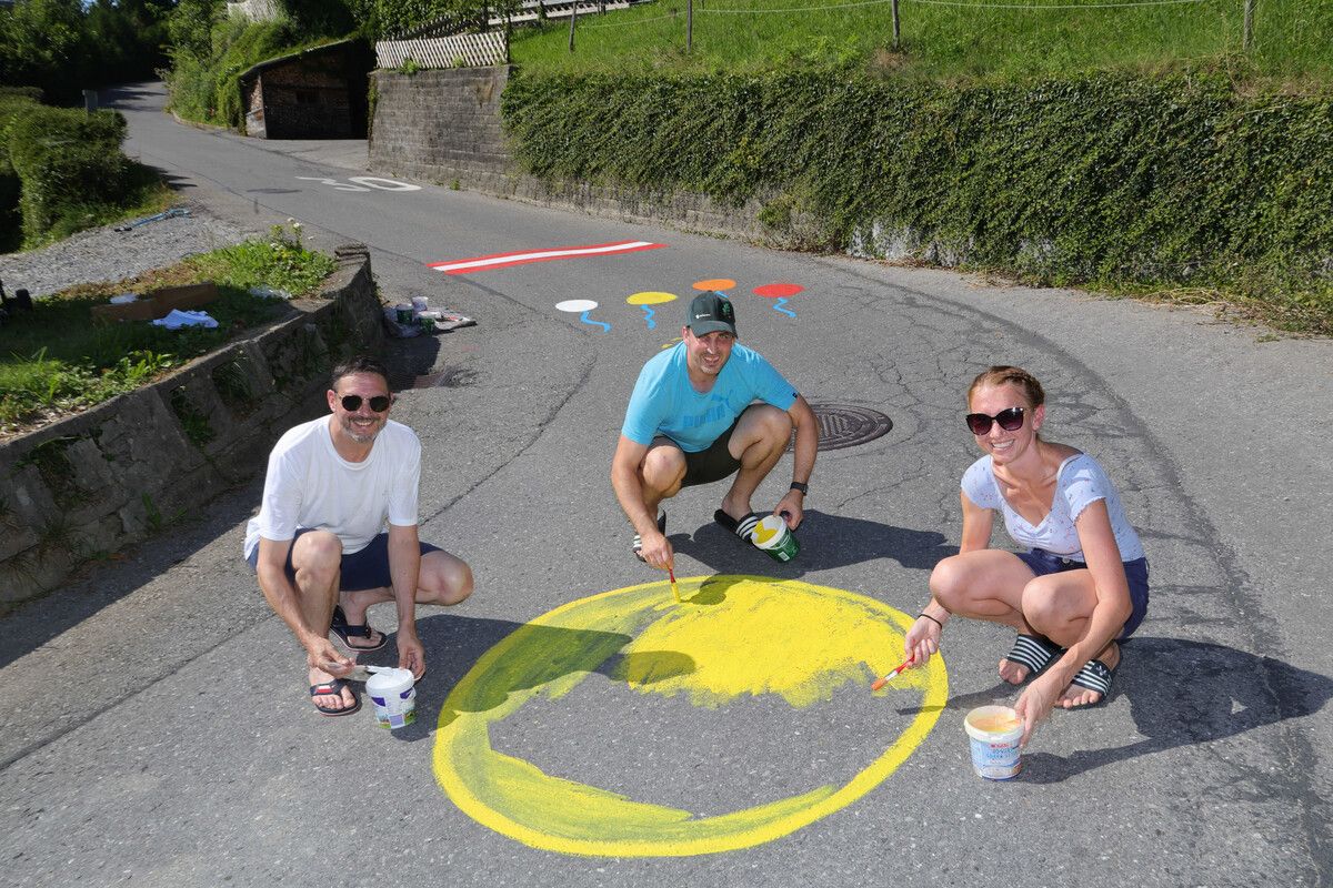 Die Anrainer der Rutzenbergstraße malten bunte Bilder auf die Straße. ⇒Meusburger