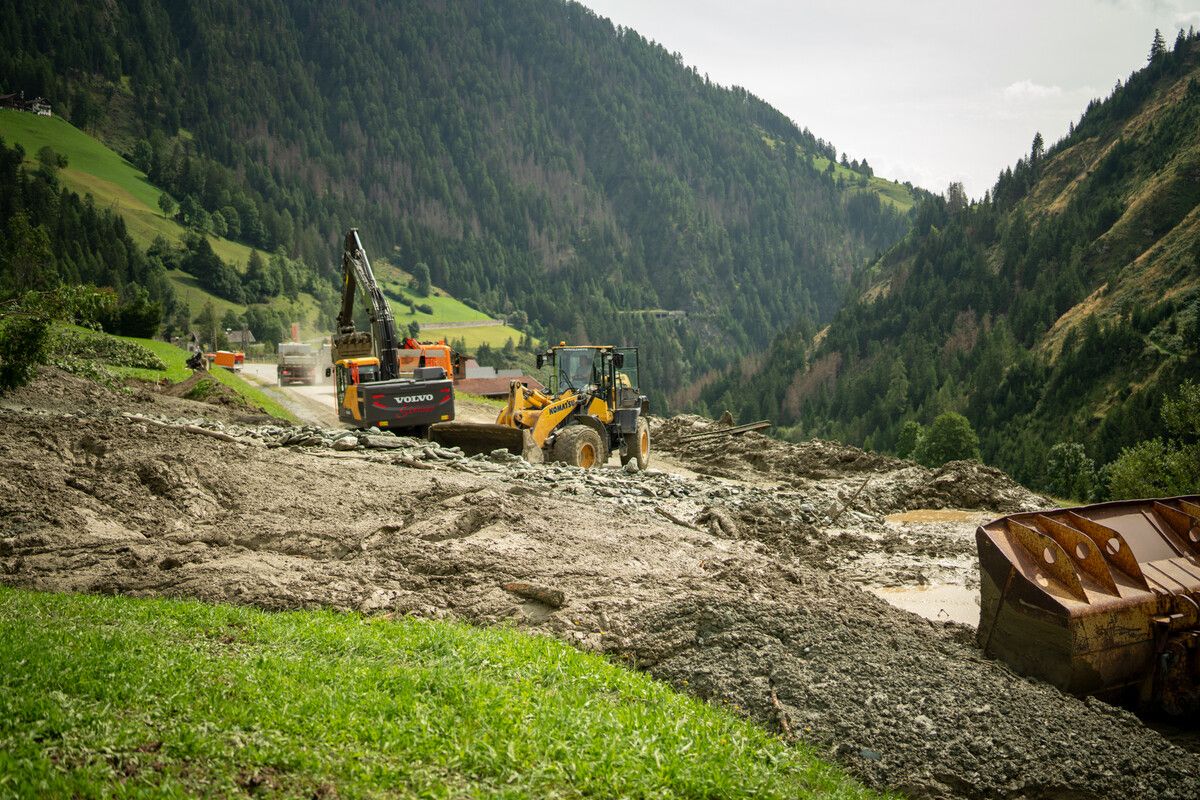 Die Aufräumarbeiten an der L24 liefen am Montag auf Hochtouren. ⇒APA/BML