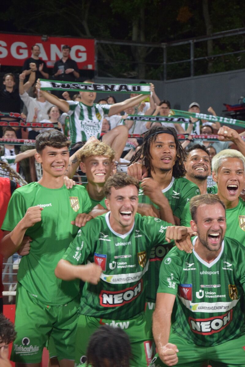 Die Austria-Spieler bejubeln mit den Fans das Weiterkommen im Cup – und Namory Cisse steht beim Sieg im Fokus.⇒Beer