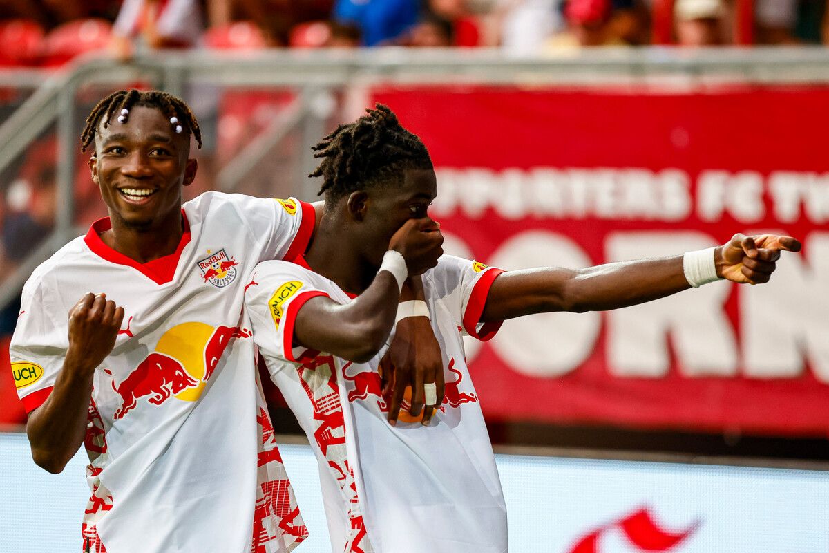 Die beiden Salzburger Torschützen Dorgeles Nene und Moussa Yeo feiern den Einzug ins Champions-League-Play-off.⇒gepa