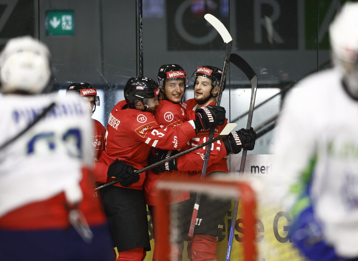 Die beiden Vorarlberger David Reinbacher (M.) und Dominic Zwerger (l.) wollen mit Österreichs Nationalteam in der Slowakei das Olympiaticket für 2026 ziehen.⇒apa