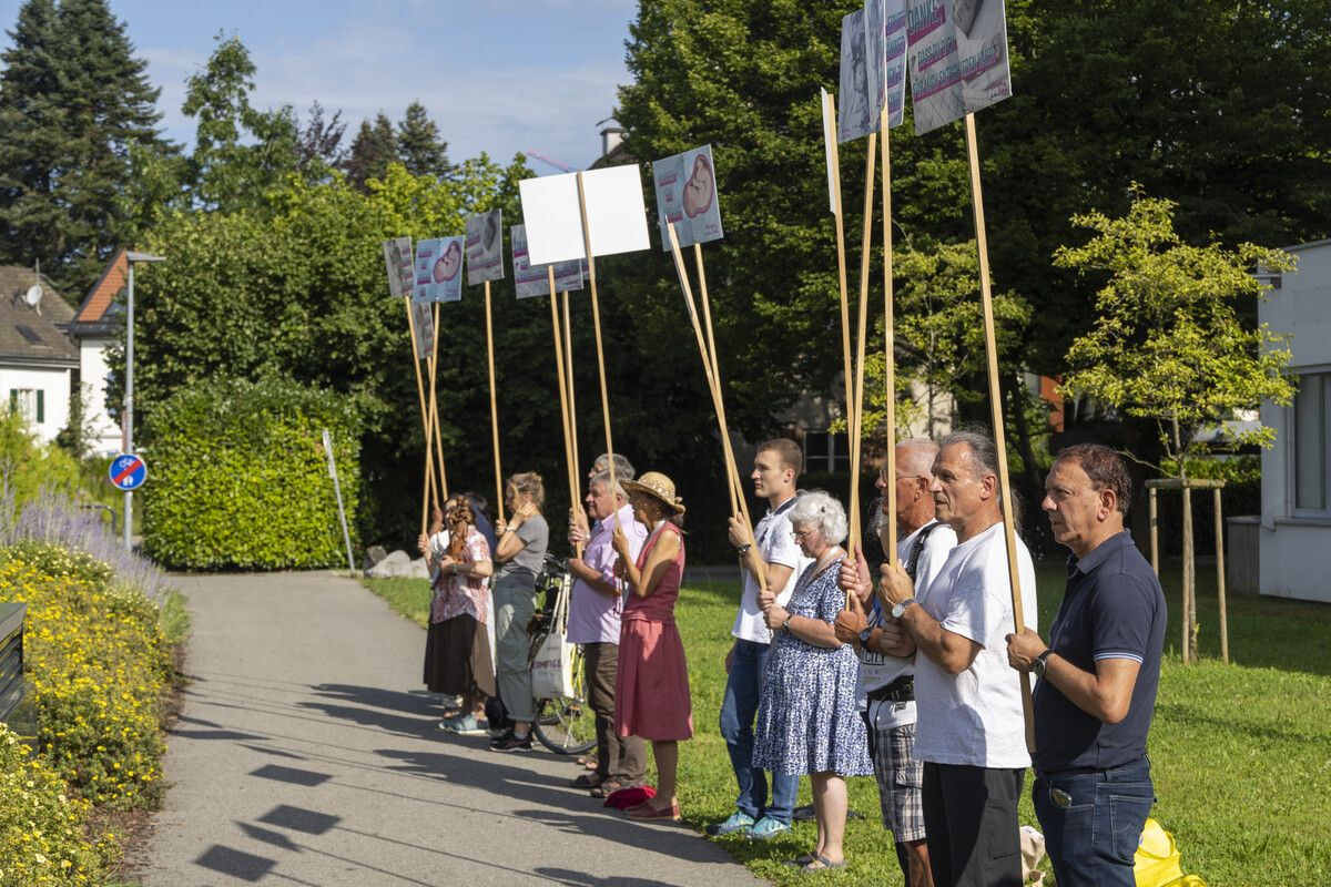 Die Demonstranten vor dem Landeskrankenhaus Bregenz fordern, dass keine Abbrüche im LKH mehr möglich sind. VN/Paulitsch