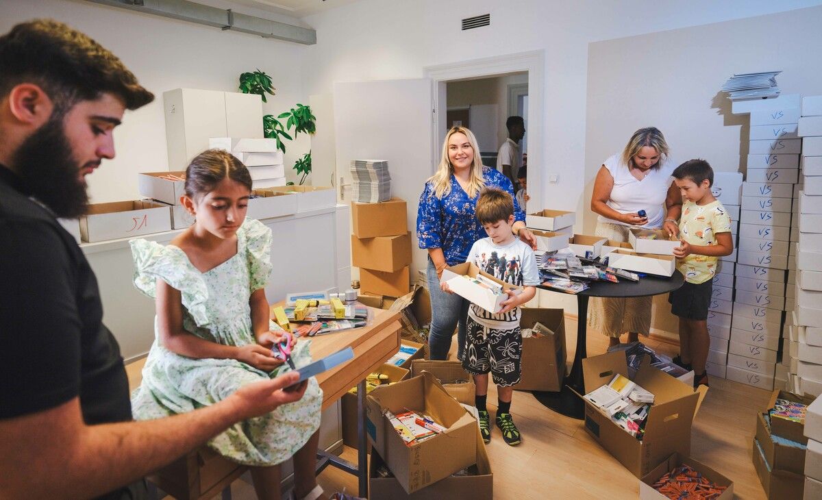 Die ersten Schulstart-Pakete wurden schon an Kinder im Haus Gaisbühel verteilt. ⇒Caritas