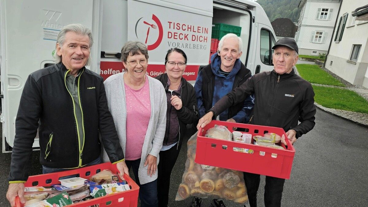Die Fahrer von „Tischlein deck dich“ versorgen die Pfarre Sebastian in Gisingen mit notwendigen Lebensmitteln für von Armut betroffene Menschen. ⇒Tischlein dech dich