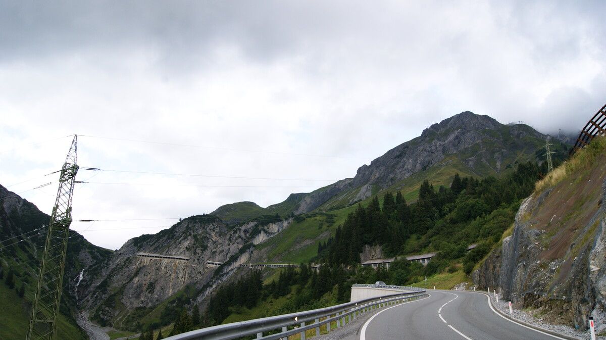 Die Flexengalerie zählt zu den viel befahrenen Straßen am Arlberg.⇒kath.kirche
