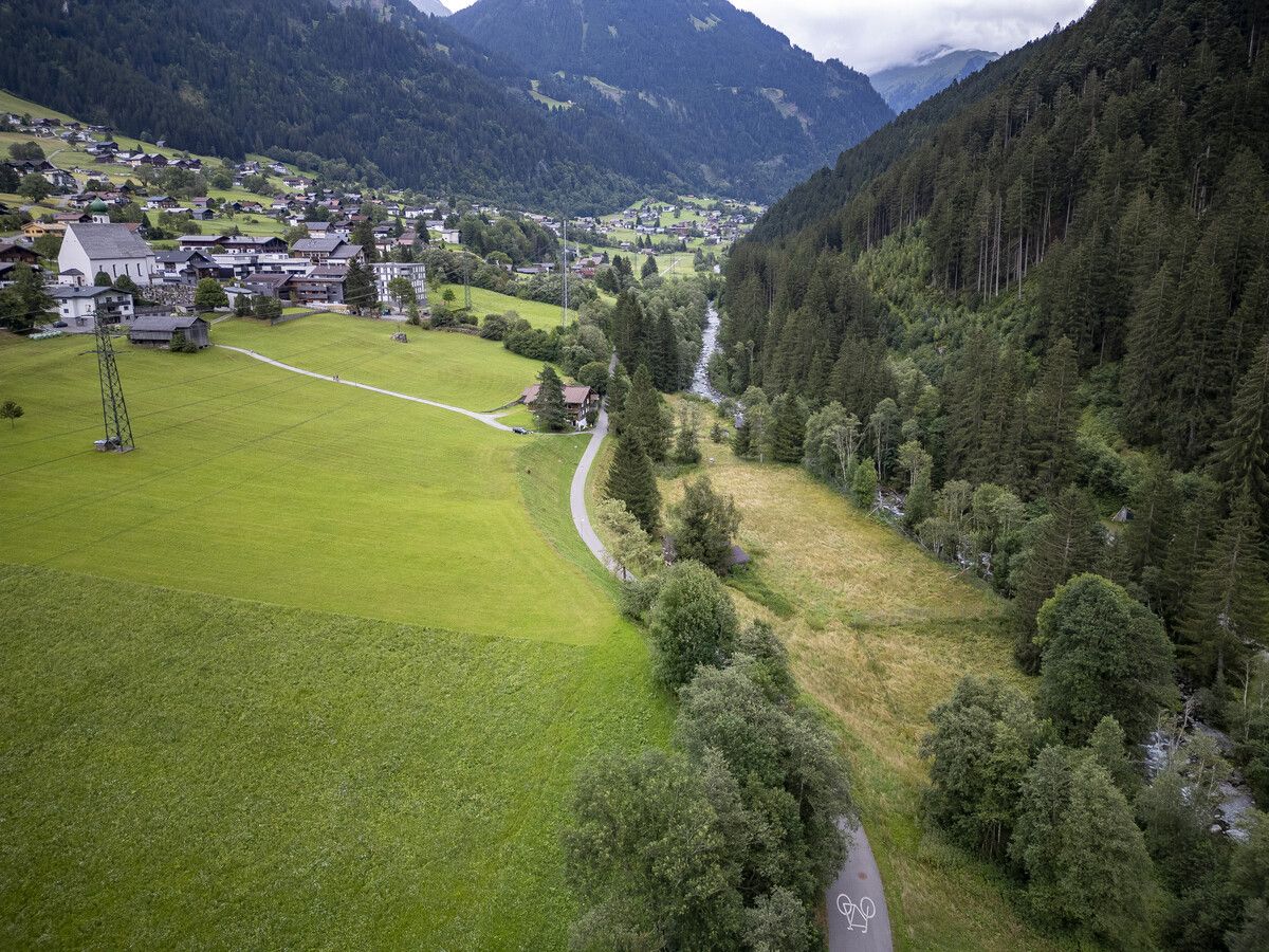 Die Gemeinde St. Gallenkirch baut in dem Areal rechts im Bild eine Genossenschaftsschlachterei. ⇒Paulitsch
