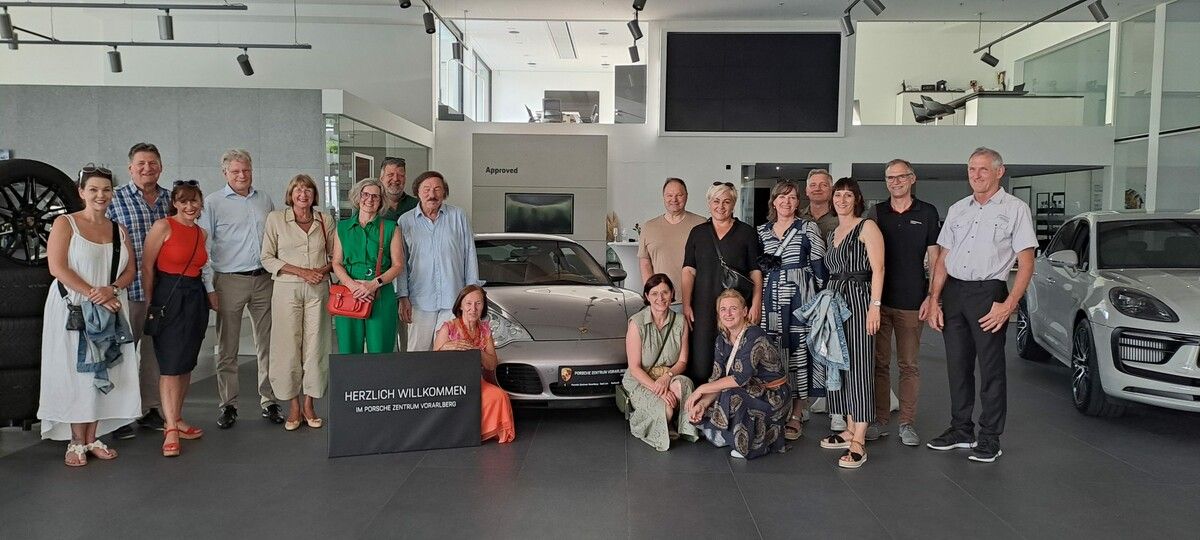 Die Gewinner der Gildenball-Tombola der Bregenzer Faschingsgesellschaft besuchten das Porsche Zentrum Vorarlberg in Rankweil. ⇒bfg