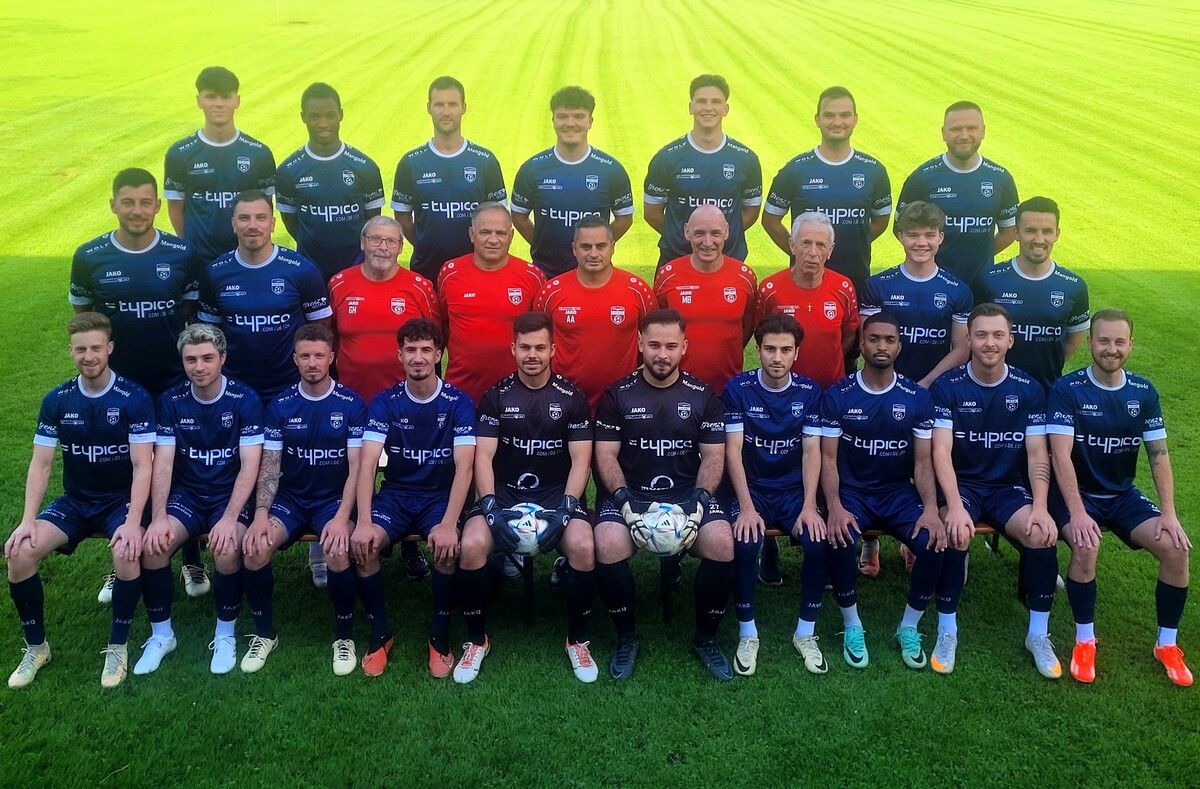 Die Kampfmannschaft des SV Lochau für die Meisterschaftssaison 2024/25 freut sich auf das erste Heimspiel gegen Nenzing.⇒bms
