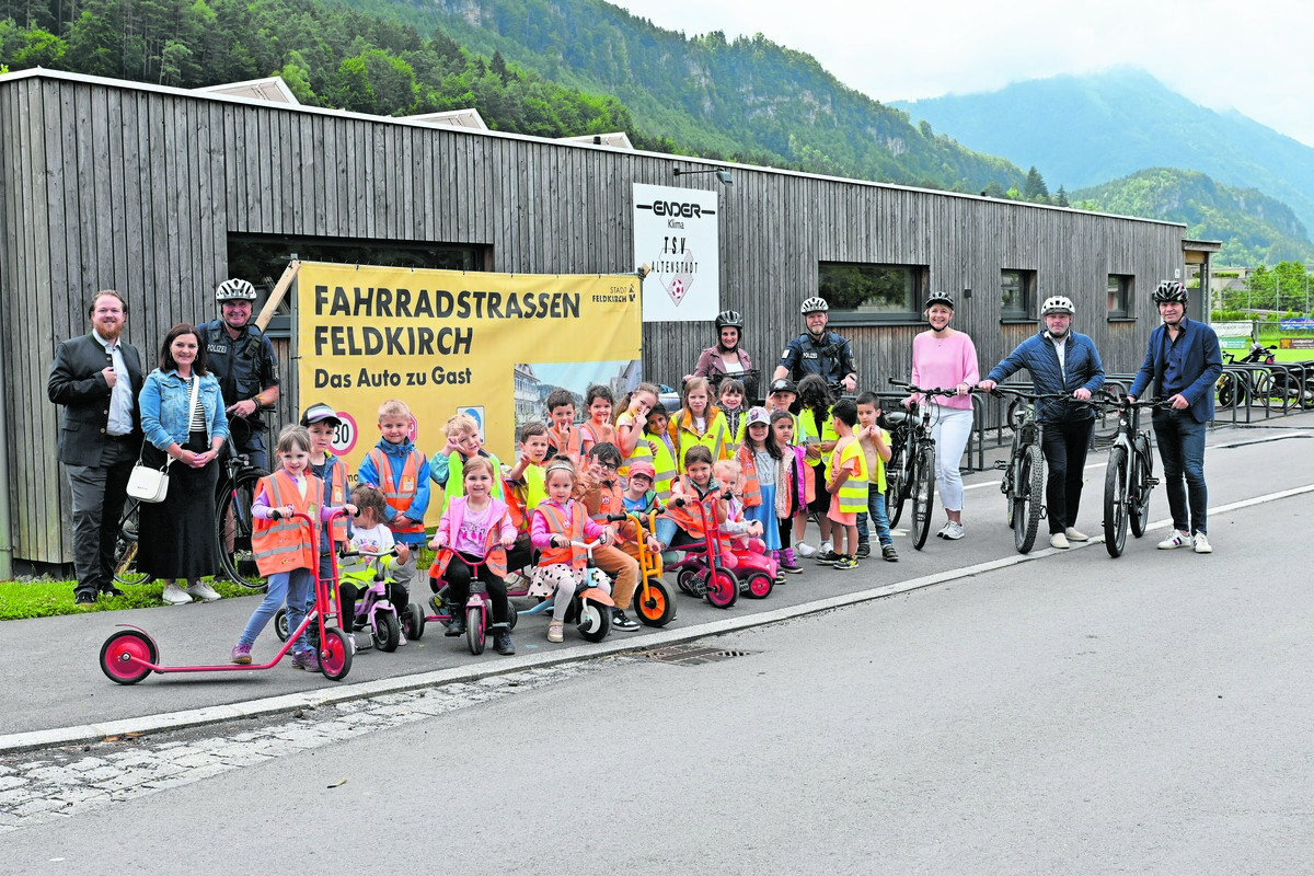 Die Kinder des Kindergartens Kirchgasse Altenstadt durften zur Eröffnung die neue Fahrradstraße testen.⇒Fotos: Stadt Feldkirch