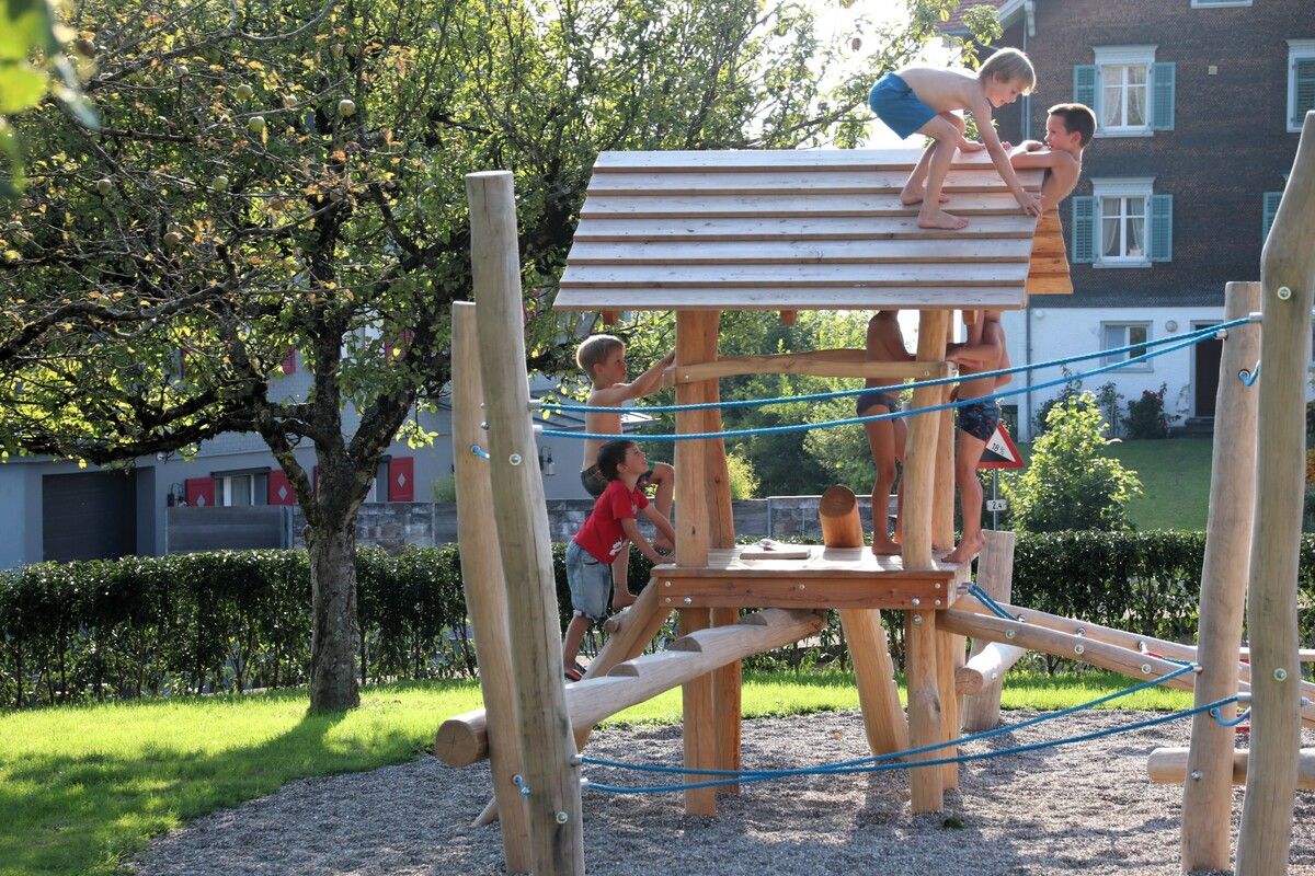 Die Kleinen freuen sich über den neuen Spielplatz. ⇒NaM (2)