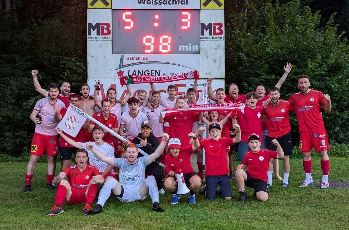 Die Langener Cuphelden nach dem Sensationssieg gegen den Dornbirner Sportverein. ⇒siha