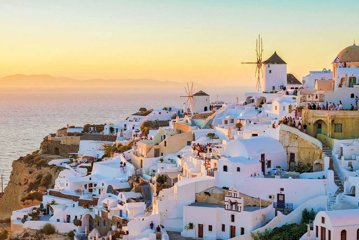 Die markanten weißen Häuser gehören zum Bild von Santorin.⇒Shutterstock