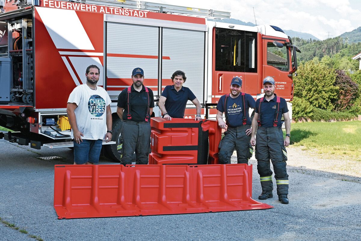 Die mobilen Elemente zum Hochwasserschutz stehen bei der Feuerwehr Altenstadt bereit.⇒Stadt Feldkirch