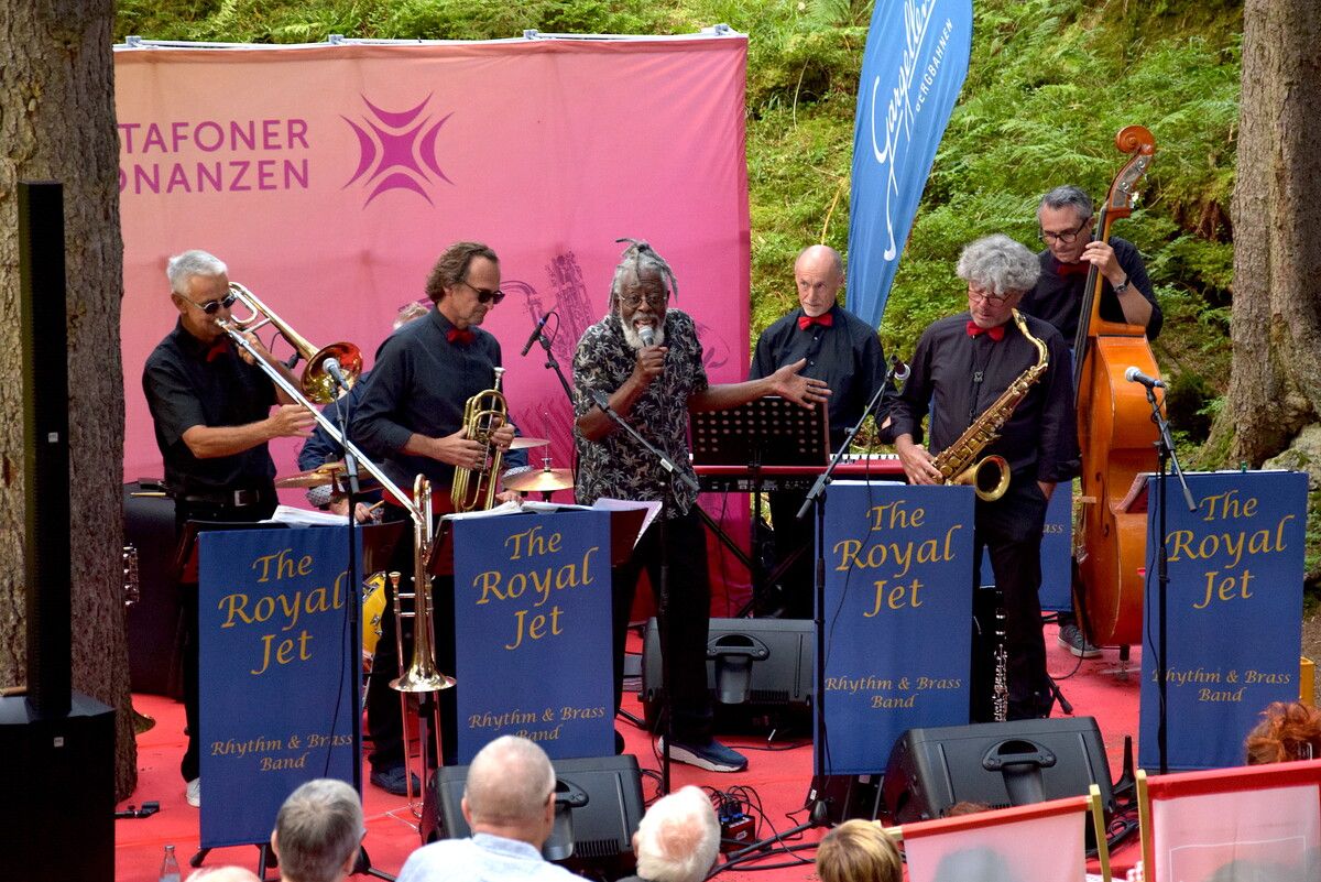 Die Musiker der Formation Finest Jazz an verschiedenen Brass- und Rhythmusinstrumenten haben das richtige Gefühl für den Swing. ⇒SCO