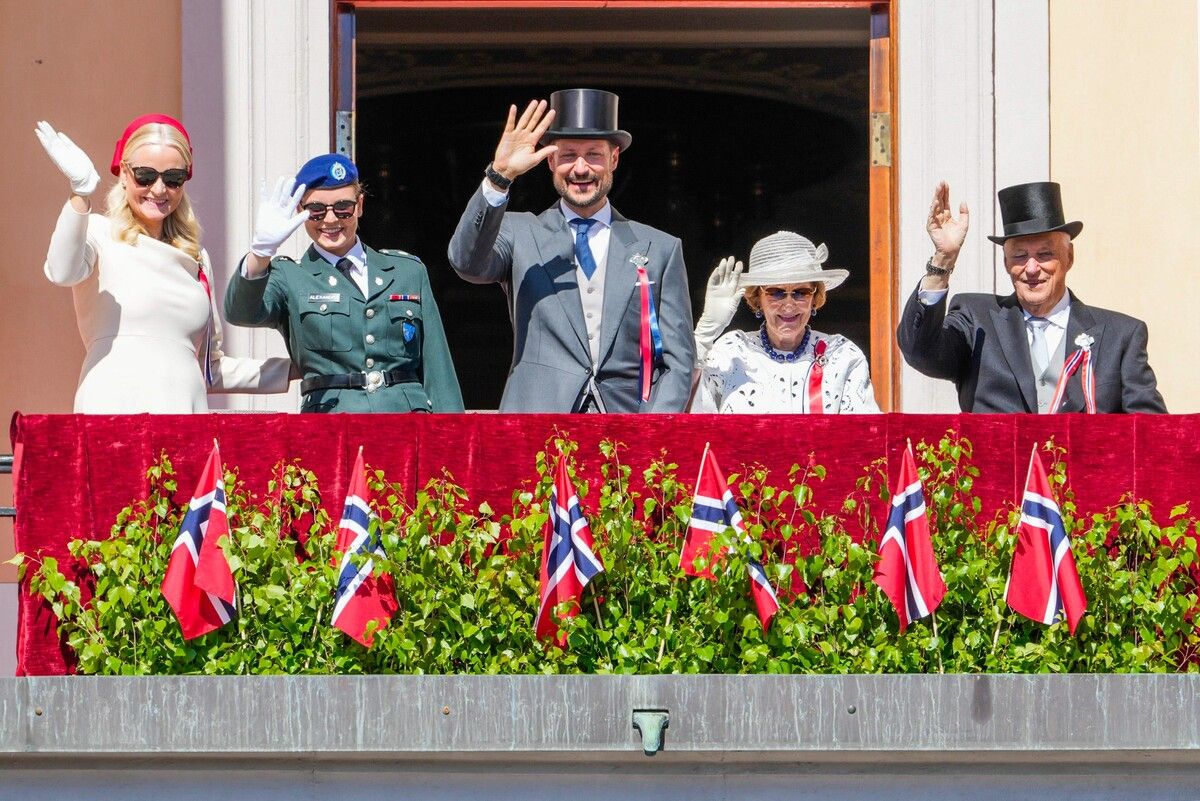 Die norwegischen Royals Kronprinzessin Mette-Marit (v. l.), Prinzessin Ingrid Alexandra, Kronprinz Haakon, Königin Sonja und König Harald V. werden dabei sein. ⇒AFP
