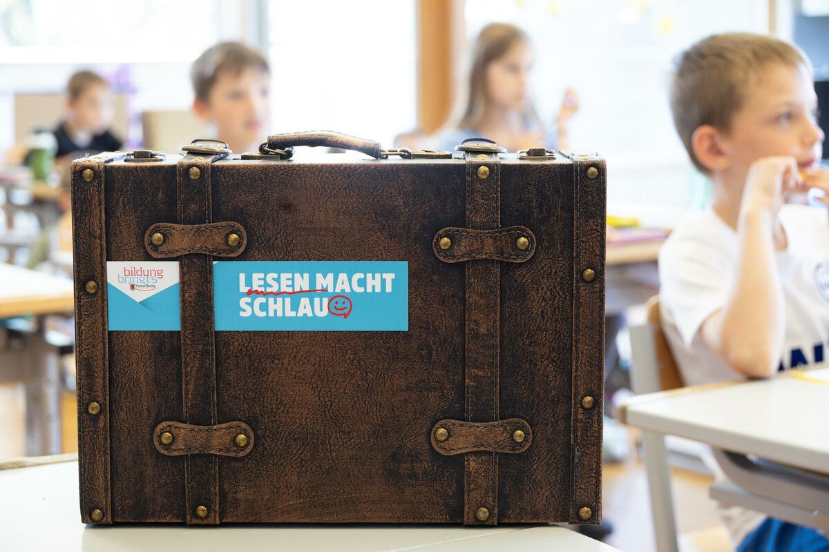 Die ÖVP will unter anderem die Lesefähigkeit und das sinnerfassende Lesen nach der Pflichtschule weiter vorantreiben. ⇒VN