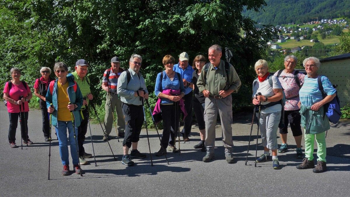 Die Pensionistengruppe genoss einen sonnigen Wandertag im Montafon, perfekt organisiert von Wanderbegleiter Bruno.⇒PVÖ Partenen