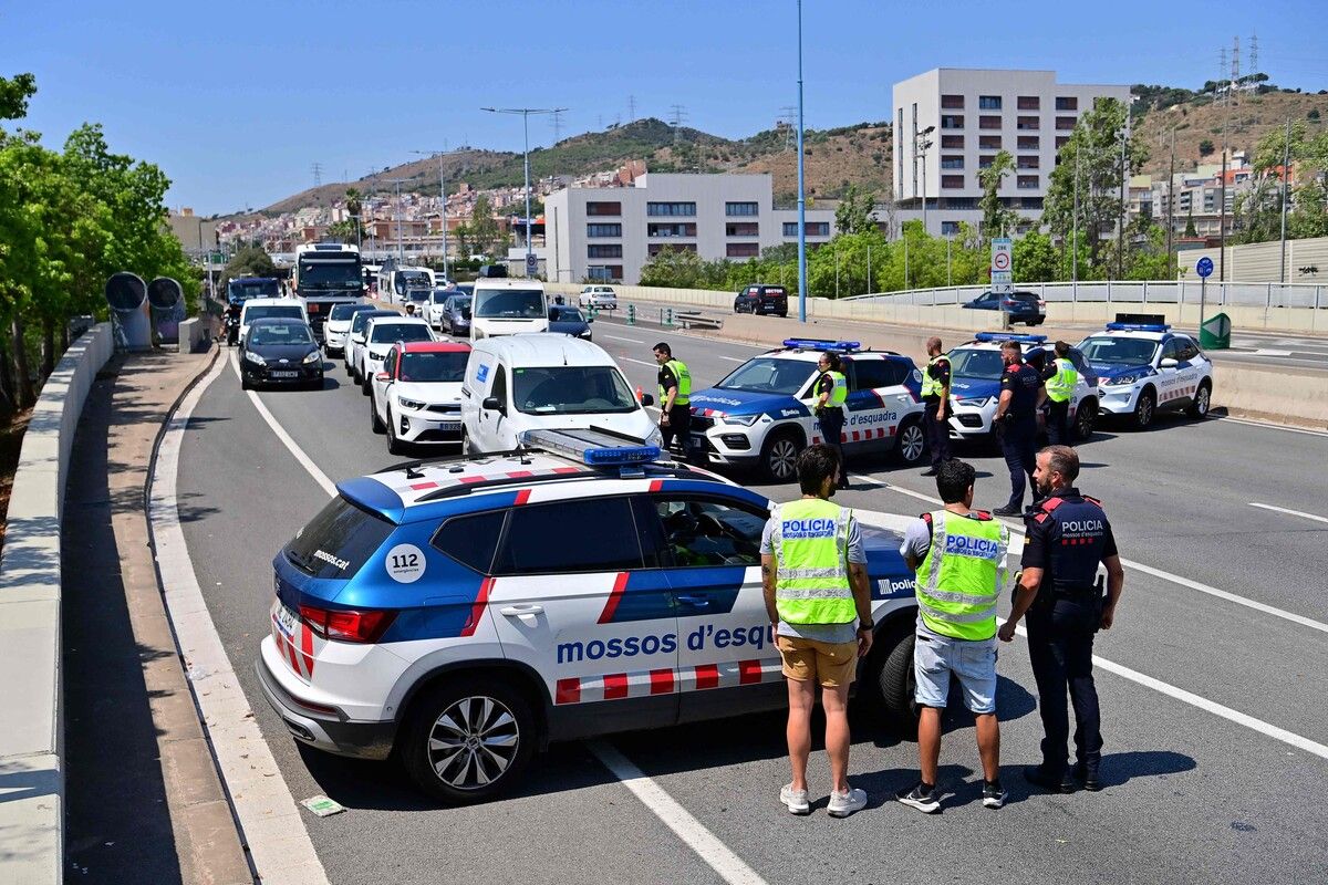 Die Polizei sperrte die wichtigsten Straßen in Barcelona.⇒AFP