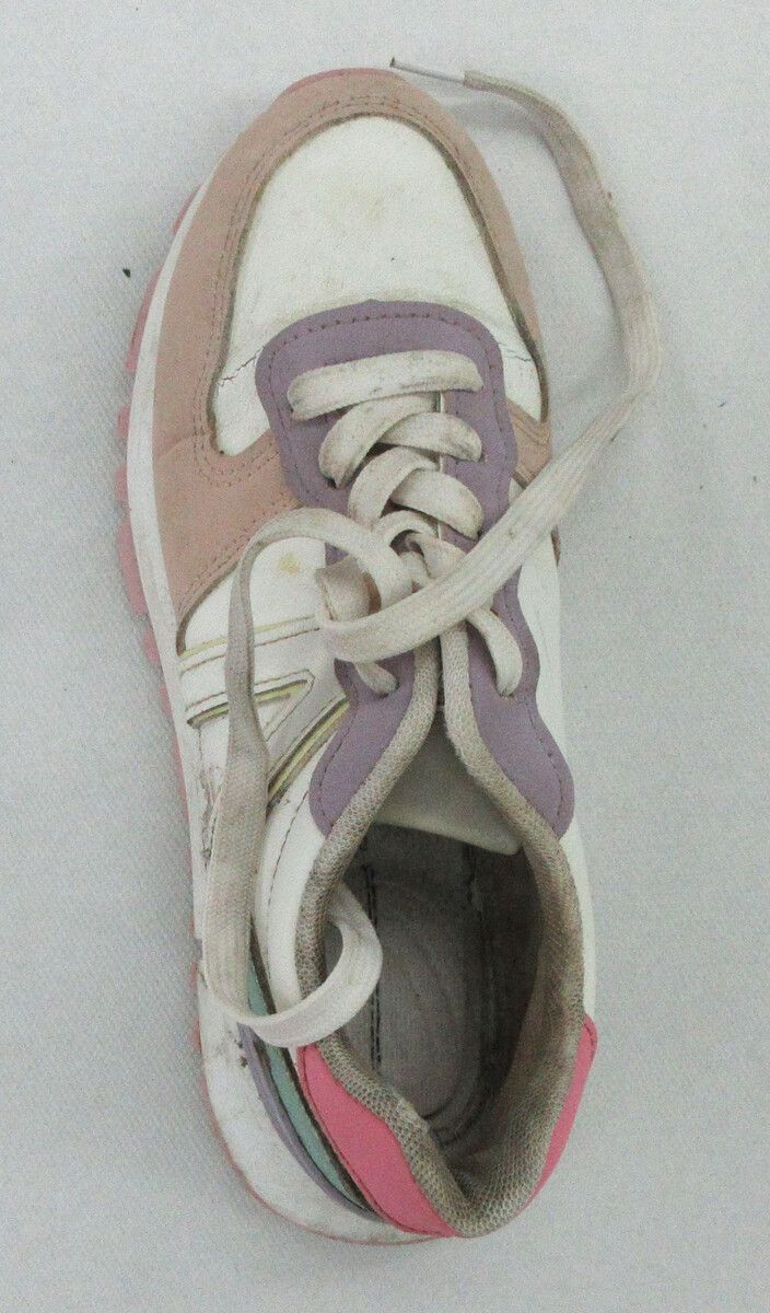 Die Polizei sucht den rechten Schuh dieses Paars.⇒PP Schwaben Süd/West