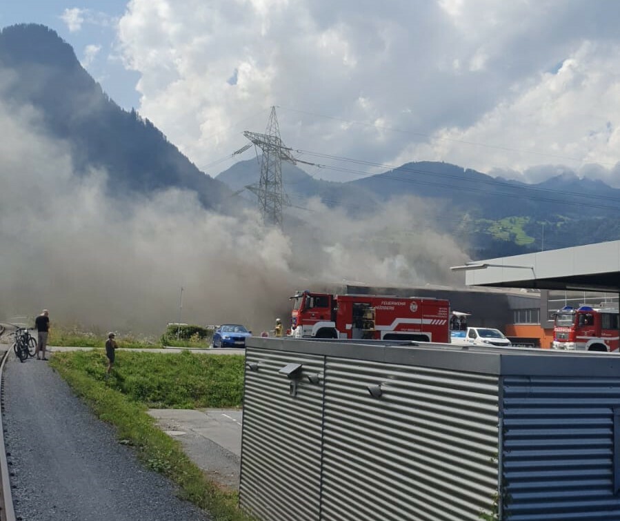 Die Rauchentwicklung war weithin zu sehen.⇒ vol