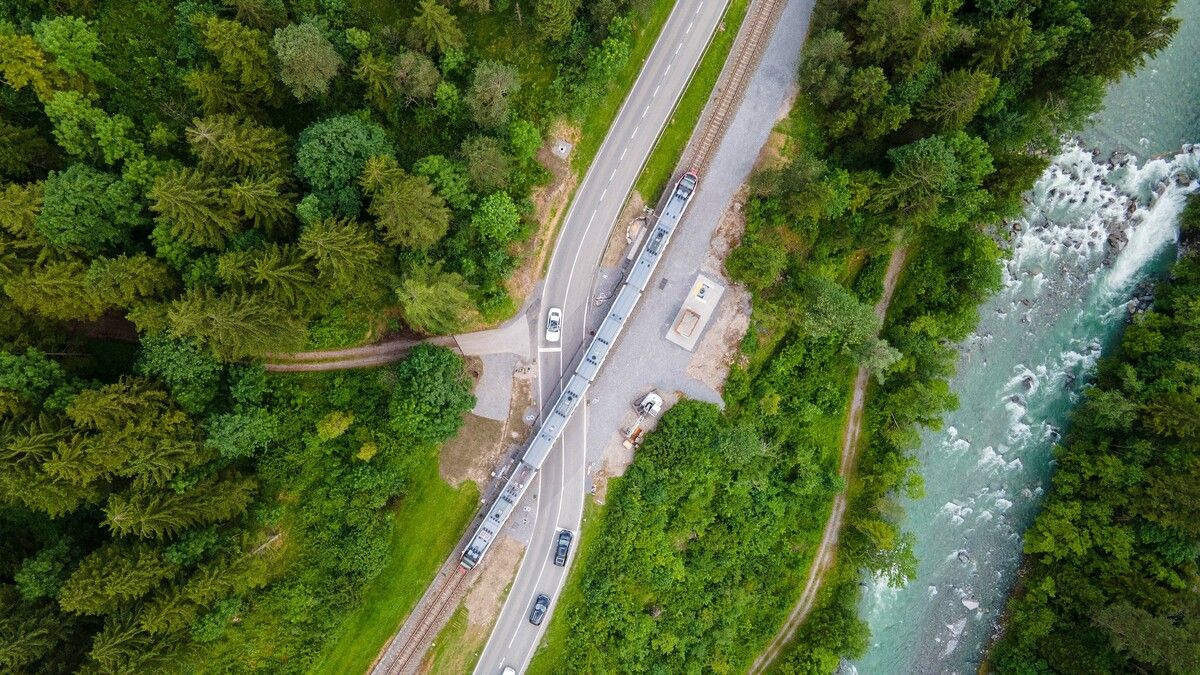 Die Schranke bei der Alma-Kreuzung steht inzwischen schon. ⇒meznar-media