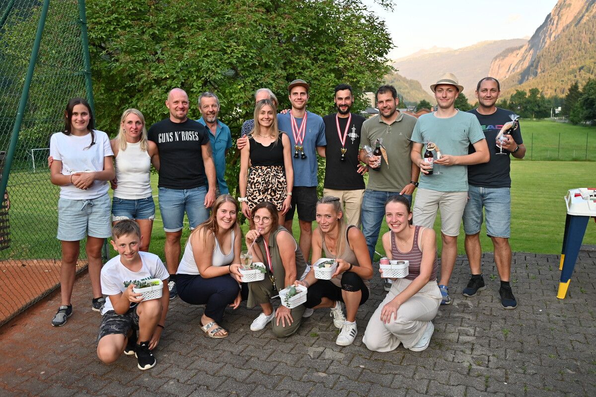 Die Sieger des Sommer-Doppelcups ließen sich beim Geburtstagsfest feiern. DOB