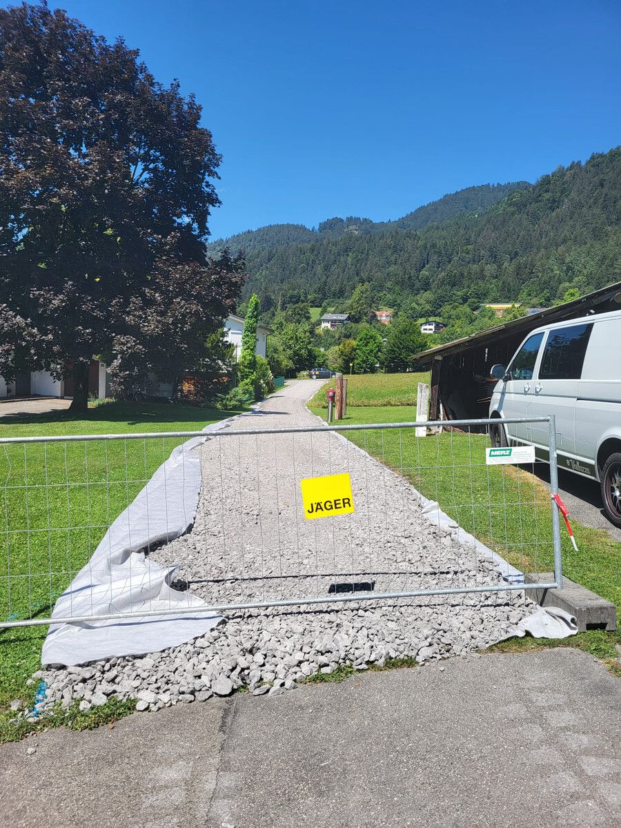 Die temporäre Ersatzstraße zwischen Oferstweg und Langacker ist für die Dauer der Sperre der Hinteroferststraße für den Verkehr freigegeben. ⇒ Gemeinde