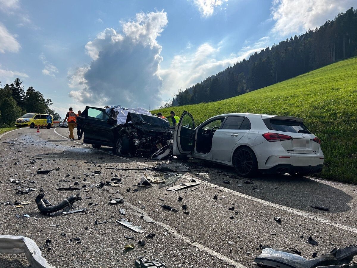 Die Unfallstelle bei Wattwil bot ein wüstes Bild.⇒ kapo