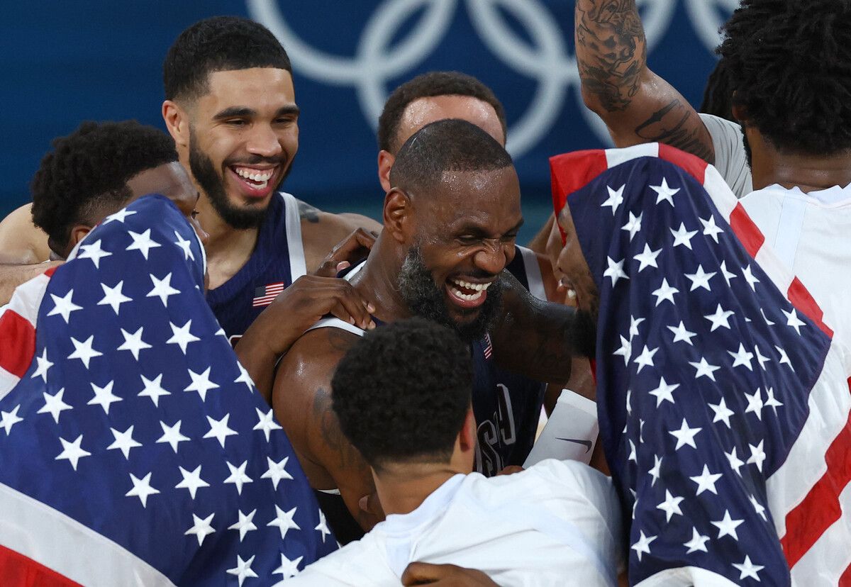 Die US-Basketballer um James LeBron (Mitte) bejubeln ihre Goldmission.⇒Reuters