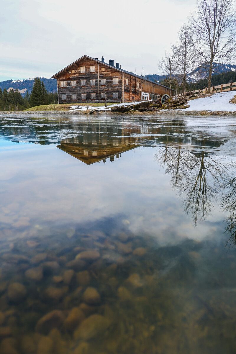 Auf drei Stockwerken mit Zimmern im Stile eines Seminarhotels: Die Alpe Krähenberg ist seit Monaten in den Schlagzeilen.⇒VN/Steurer