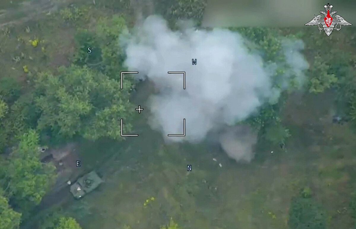 Diese russische Aufnahme zeigt einen Angriff auf ukrainische Panzerfahrzeuge bei Sudscha. ⇒AFP/Russian Defence Ministry