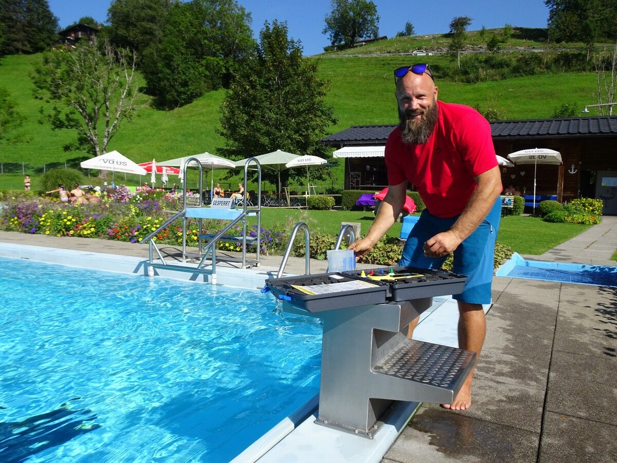 Dreimal täglich prüft Zündel die Wasserwerte, eine von vielen Aufgaben, die der Bademeister an einem Arbeitsatag zu erledigen hat. ⇒cth (2)