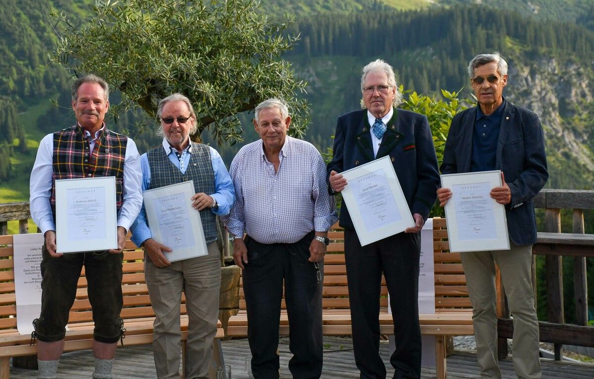 Ehrung Bei den Bergbahnen Lech wurden verdiente Mitarbeiter in den Ruhestand verabschiedet. Gewürdigt wurden Michael Manhart und Paul Pfefferkorn sowie Walter Metzler, Andreas Würfl und Josef Binder. bergbahnen
