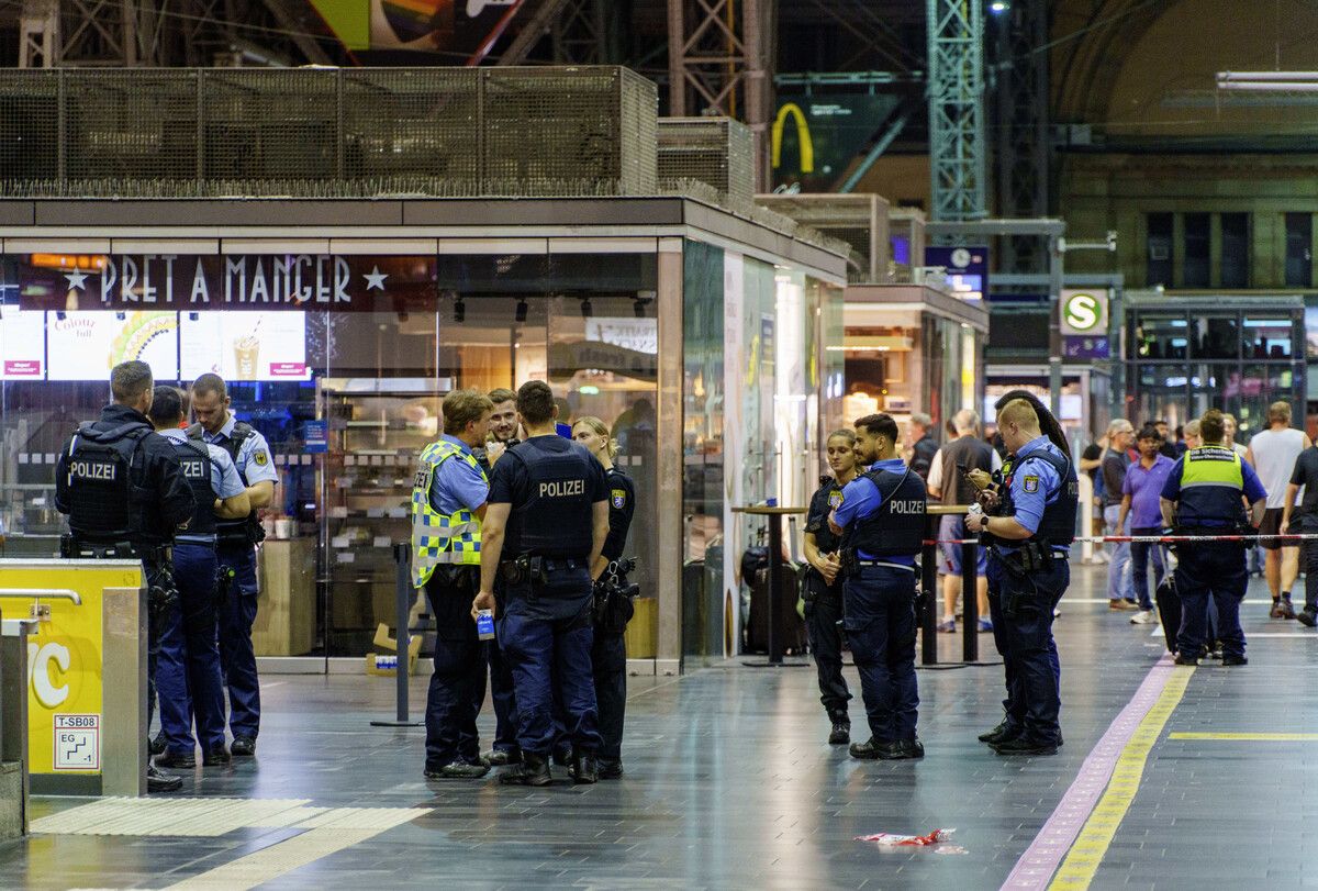 Ein 27-Jähriger ist mitten im Bahnhof durch mehrere Schüsse getötet worden. ⇒dpa