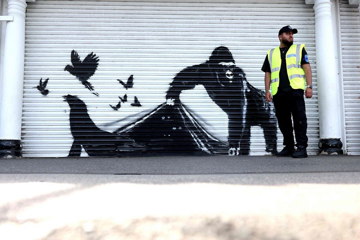 Ein Kunstwerk des Straßenkünstlers Banksy, das neunte innerhalb von neun Tagen, zeigt in London einen Gorilla, der Tiere freilässt. AFP