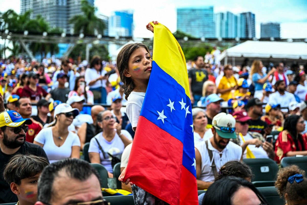 Ein Mädchen hält während einer großen Demonstration für die Anerkennung der Präsidentschaftswahlen in Venezuela die Flagge hoch. AFP