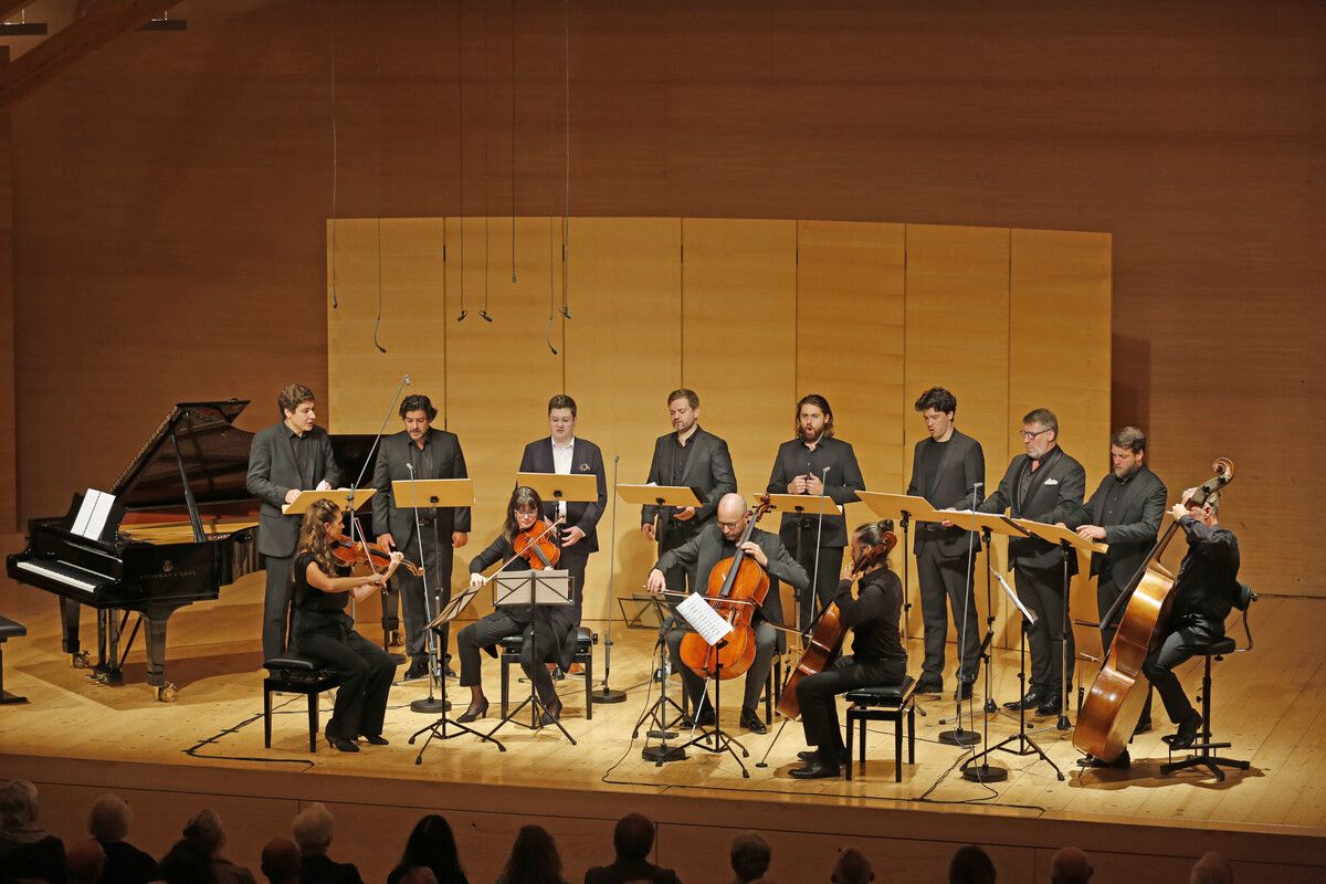Eine “All-Stars-Boy-Group” präsentierte „Vermischte Gesänge“ von Schubert und „Deutsche Volkslieder“ von Silcher.⇒ Schubertiade