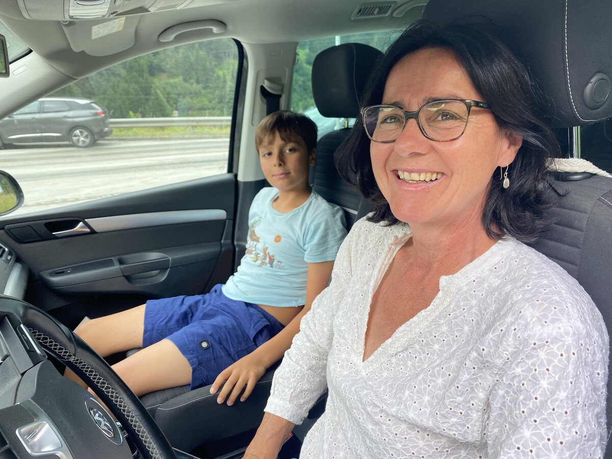 Eva und Emanuel warteten vor dem Tunnelportal auf ihre Weiterreise. Sie trafen am Vorabend auf die Mure.