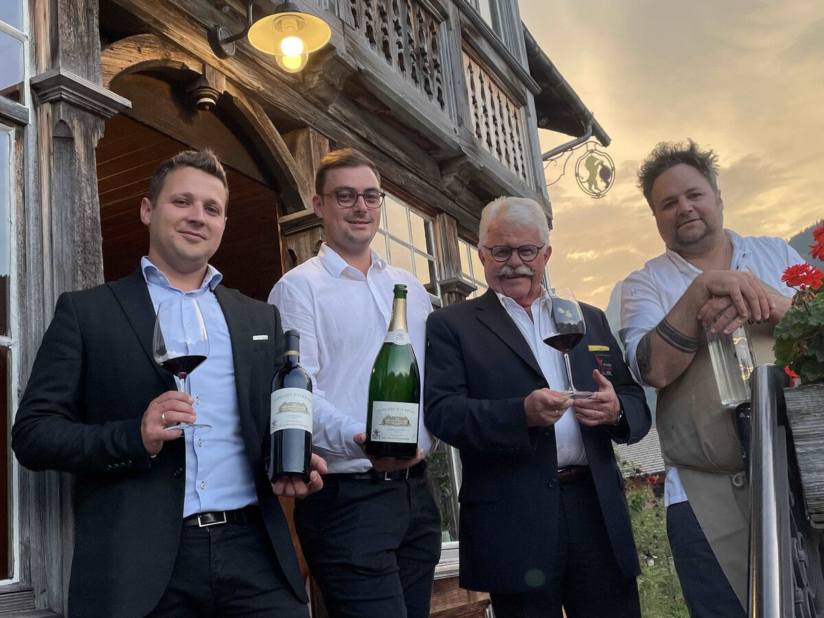 Fábián Máte (Schloss Halbturn), Löwen-Oberkellner Markus Berbig, VSOV-Präsident Willi Hirsch und Löwen-Küchenchef Gernot Bischofberger. ⇒AME