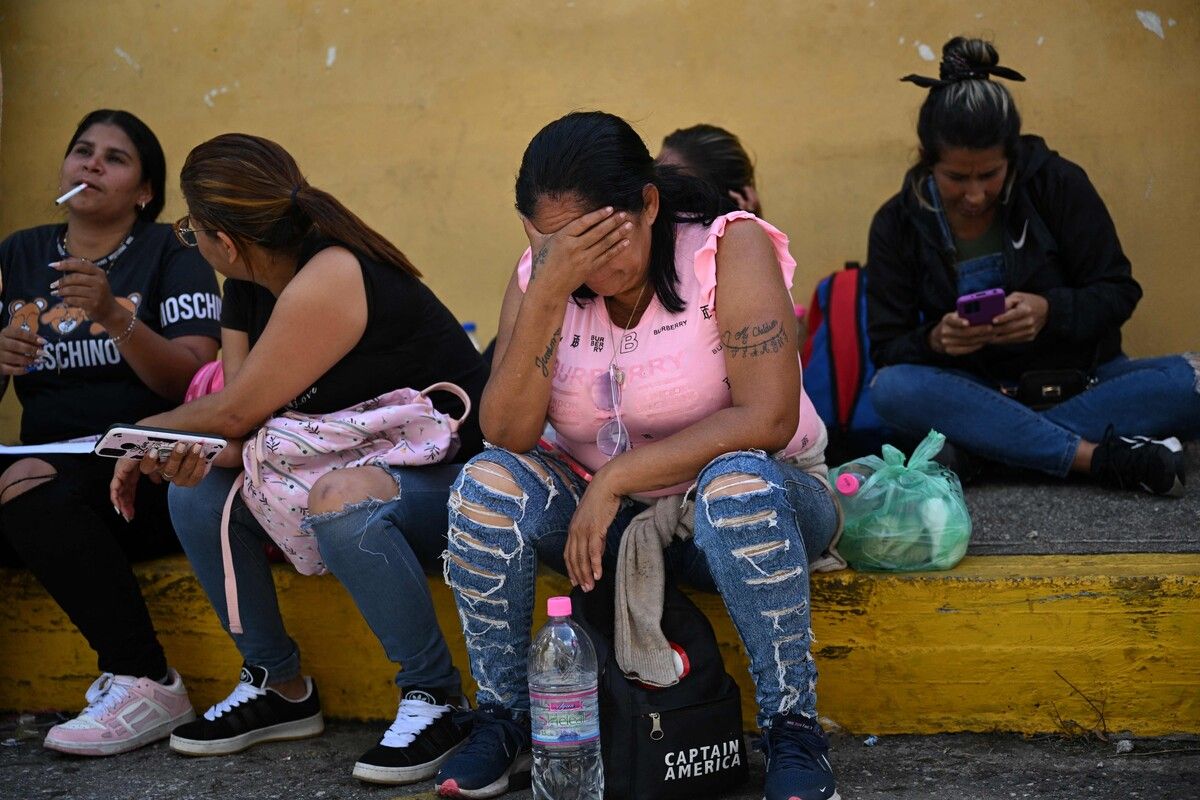 Familien warten in Caracas vor einem Polizeianhaltezentrum auf Nachrichten ihrer Angehörigen. AFP