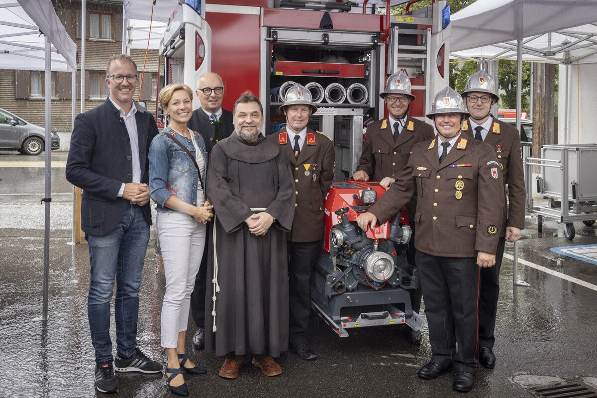 Feuerwehr, Politik und Geistlichkeit waren zur Segnung des Kleinlöschfahrzeugs gekommen. ⇒vlk
