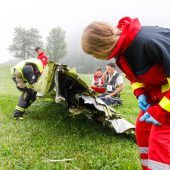 Kleinflugzeug in Brand zerschellt