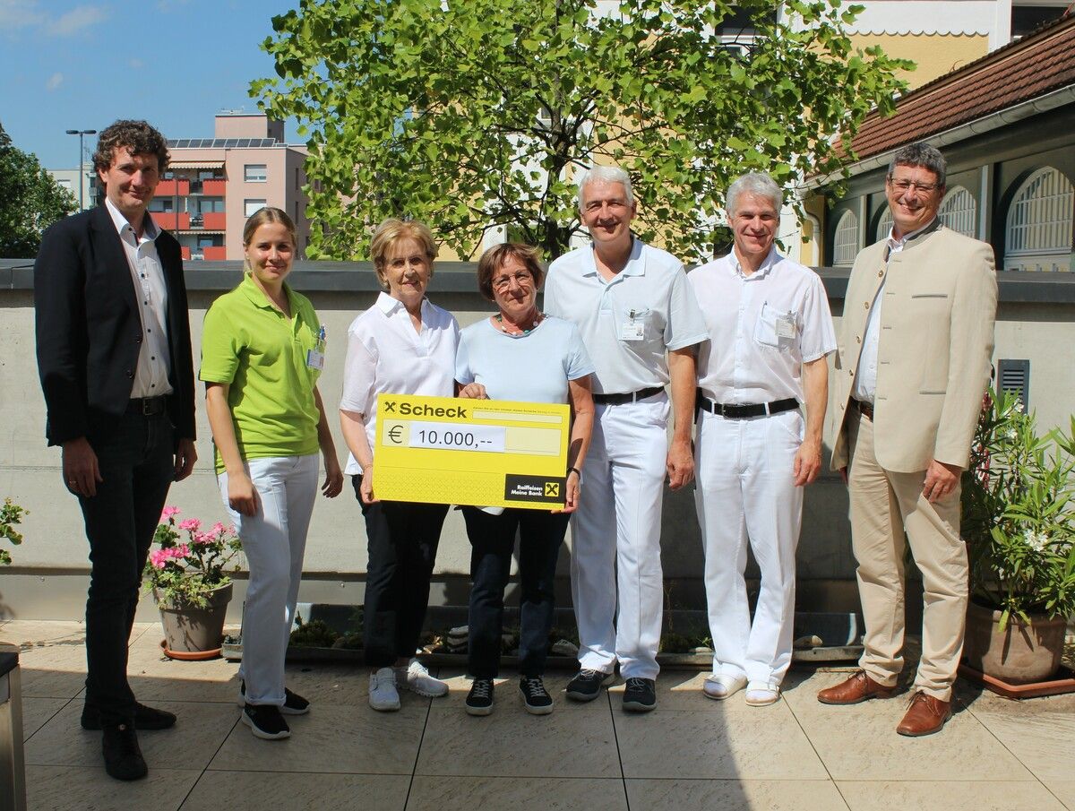 Freuen sich über die großzügige Spende (v.l.n.r.): Pflegedirektor Arno Geiger, Pflegeleiterin Andrea Moosbrugger, Margit Fleisch und Brigitte Mathis, Oberarzt Dr. Otto Gehmacher, Chefarzt Primar Günter Höfle und Verwaltungsdirektor Günter Amann. ⇒ KHBG