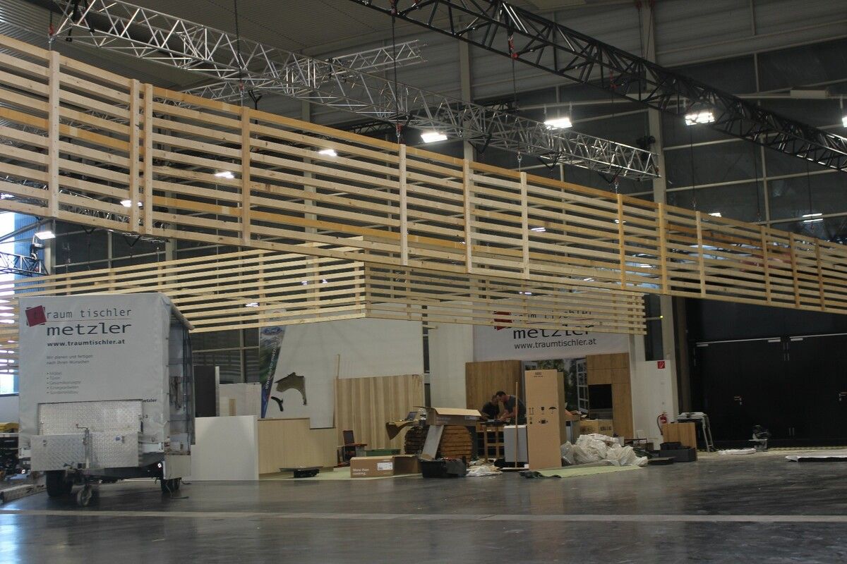 Für die Hallendeko wurden Unmengen von Holzelementen verarbeitet, um der Halle „Handwerks-Atmosphäre“ zu verleihen. ⇒STP