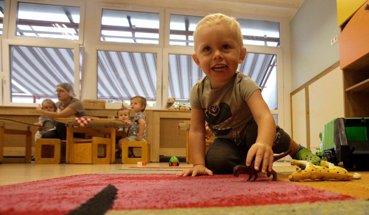 Für die Kinderbetreuung wird stufenweise ein Versorgungsauftrag eingeführt. Ab diesem Schuljahr gilt er auch für Schülerinnen und Schüler – allerdings nicht in den Ferien. ⇒AFP